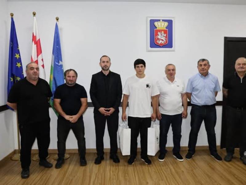 ცაგერის მუნიციპალიტეტის მერი ჭაბუკი ჭაბუკიანი, პირველ მოადგილე რევაზ ახვლედიანთან და...
